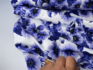 Bomuldsjersey - flotte blålilla blomster på hvid bund